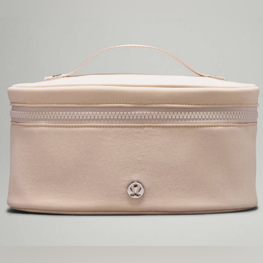 Lululemon Oval Top Access Kit Vol 3.5 L in White Opal